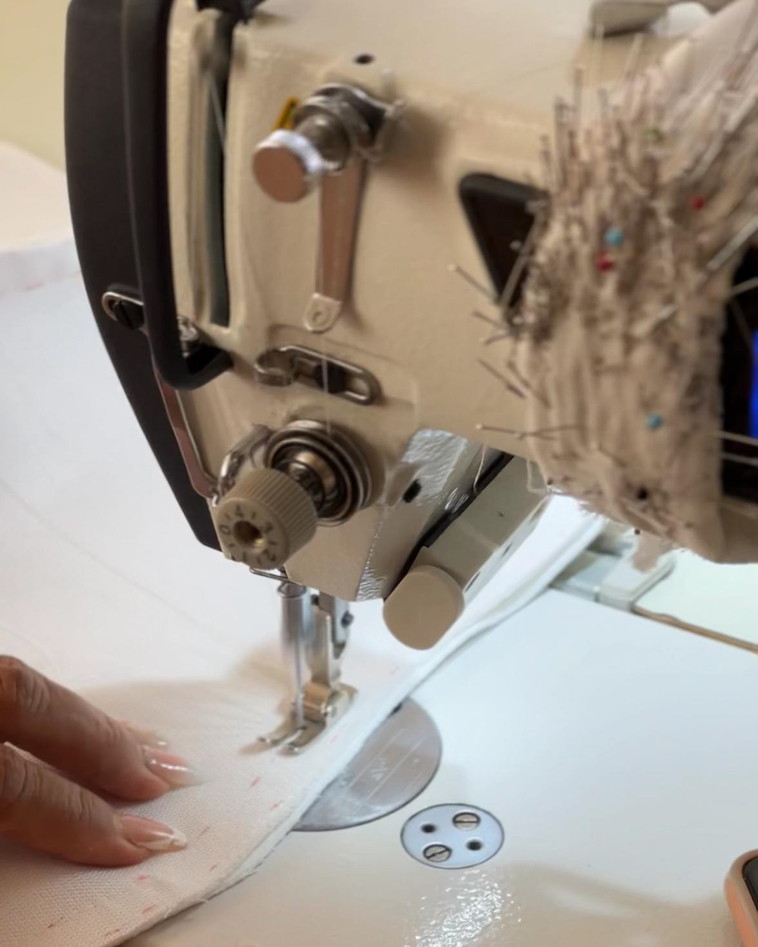 Bastidores — Máquina de costura no ateliê